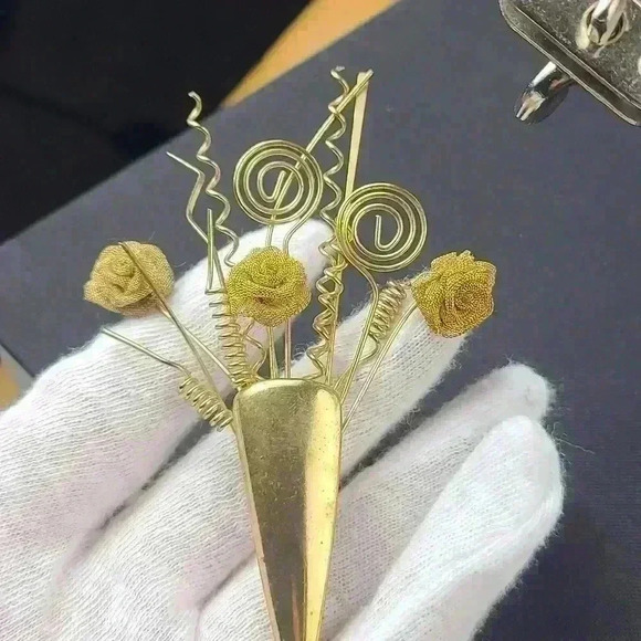 Vintage Gold-toned mesh flowers brooch - Picture 11 of 17